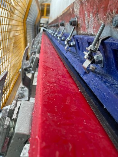 AirScrape guides external air into the middle of the conveyor belt, generating a powerful suction effect.